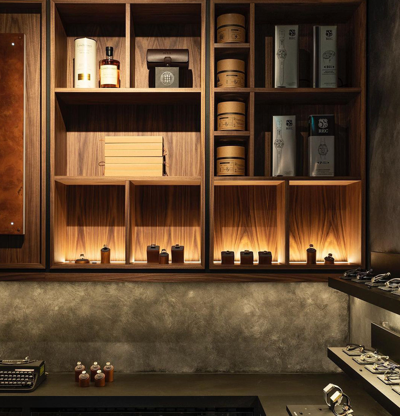 American Walnut Veneer Crown Cut on HMR Moisture Resistant Particleboard 3600L